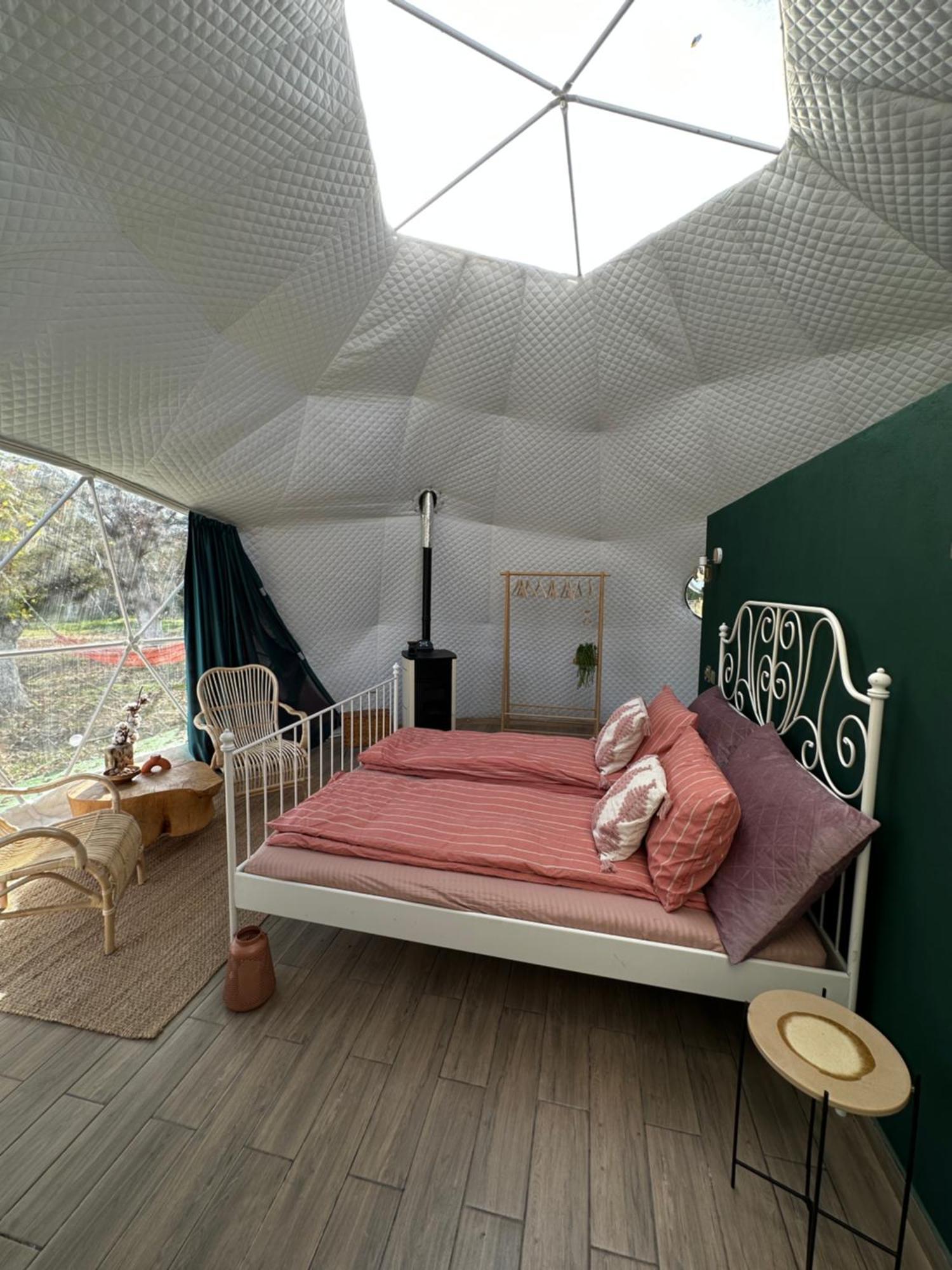 Hotel The Frog Glamping Horezu Esterno foto