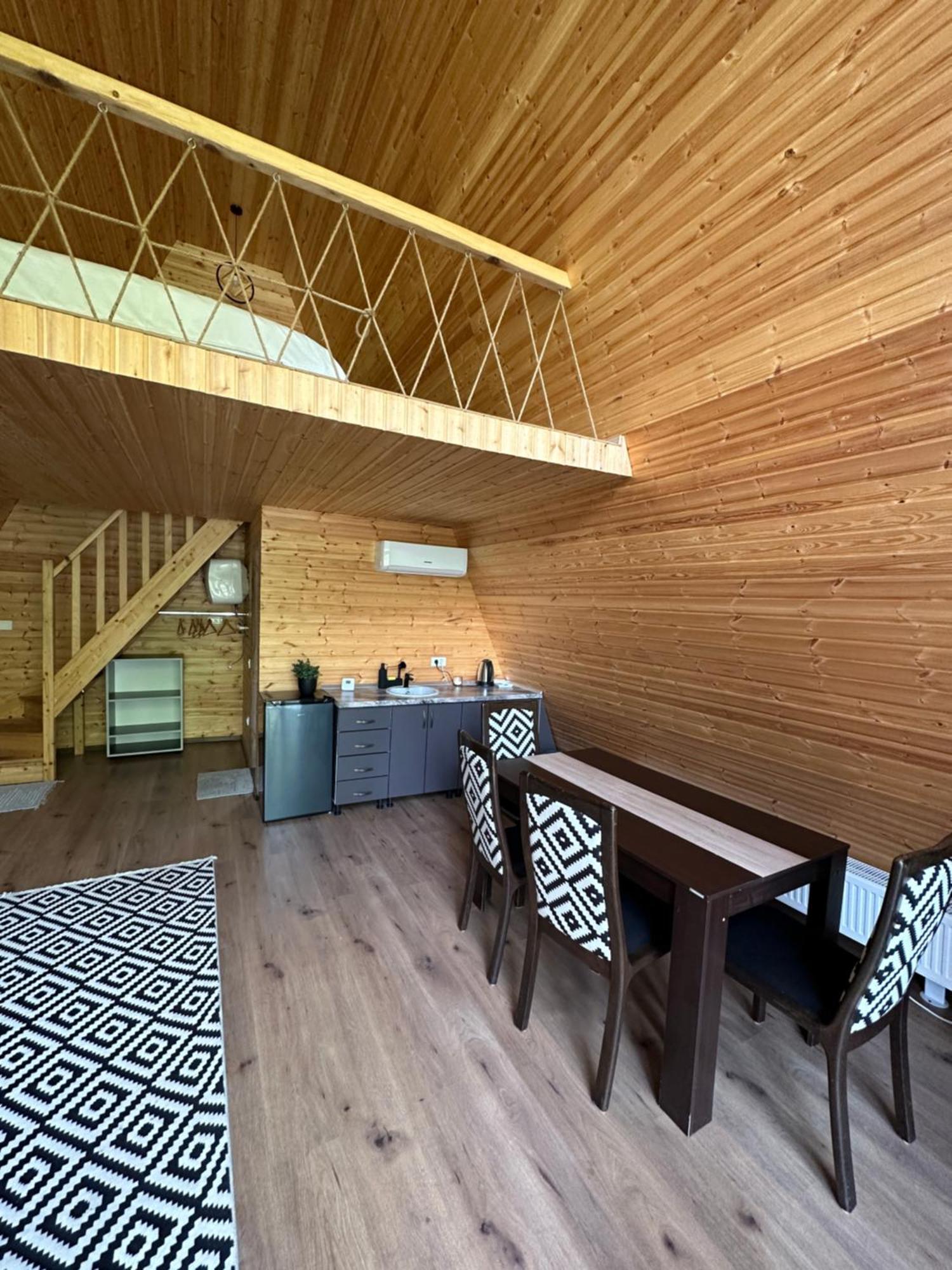 Hotel The Frog Glamping Horezu Esterno foto