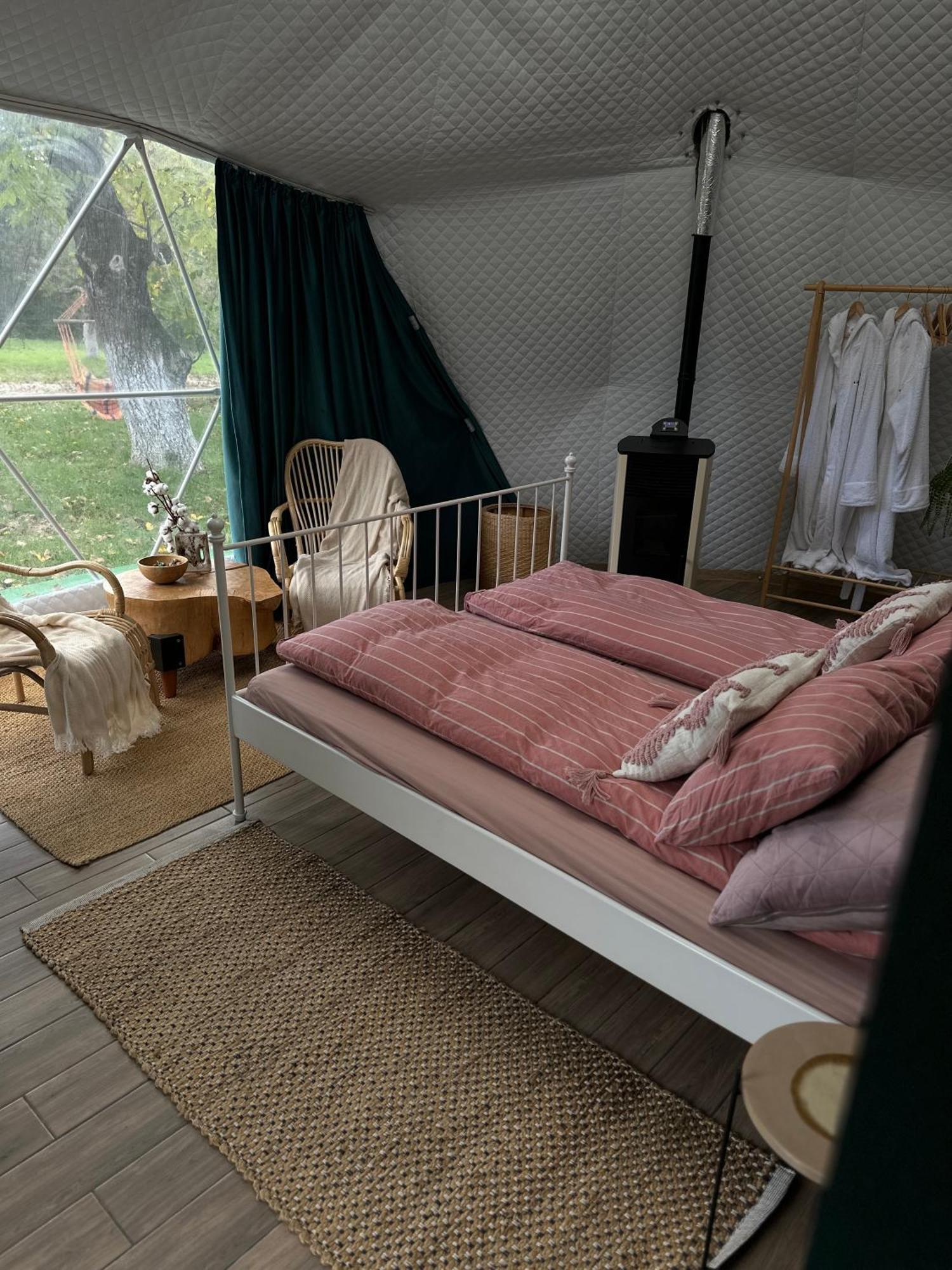 Hotel The Frog Glamping Horezu Esterno foto