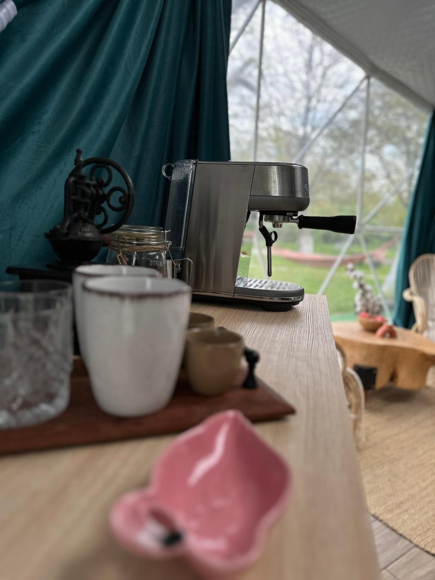 Hotel The Frog Glamping Horezu Esterno foto